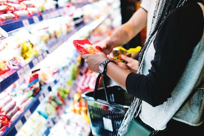 El paquete de leyes también busca estandarizar el etiquetado de caducidad para reducir el desperdicio y facilitar la donación de alimentos