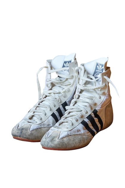 El par de zapatillas Adidas altas gastadas, de los años 80, talle 8 ½