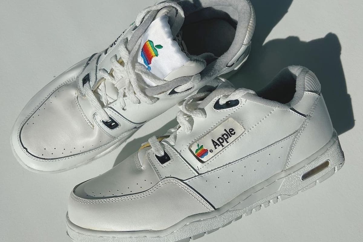 El par que será subastado fue diseñado exclusivamente para empleados de Apple, y esgrime el antiguo logo de la marca, con la manzana multicolor