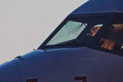 El parabrisas astillado de un avión de Flybondi
