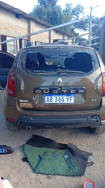 El parabrisas de la Renault Duster, destrozado por los tiros
