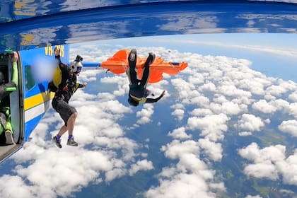 El paracaidista saltó antes de tiempo y quedó enganchado en la aeronave