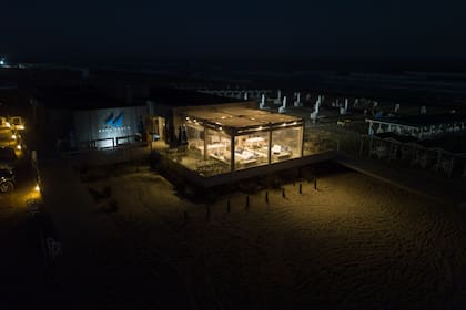 El parador, sobre la playa, es un gran atractivo nocturno