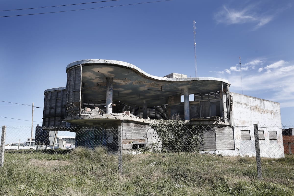 El parador tiene dos losas con forma de trébol de cuatro hojas, sustentadas sobre cuatro columnas