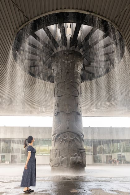 El Paraguas, una fuente monumental revestida por un relieve de bronce que recorre distintos momentos y símbolos de la historia mexicana, en el Museo Nacional de Antropología.