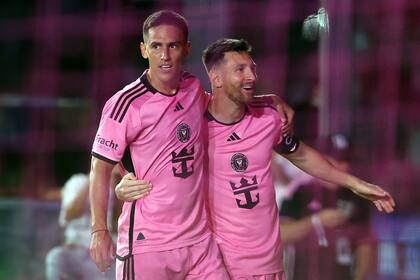 El paraguayo Matías Rojas festeja un gol junto a Lionel Messi en Inter Miami; tras dejar Estados Unidos, el mediocampista guaraní será nuevo jugador de River