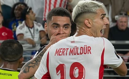 El paraguayo Miguel Almirón se tapa la boca y habla con el turco Mert Müldür; la ley Prestianni señala que los árbitros tienen la orden estricta de expulsar a todo jugador o sustituto que realice el gesto de cubriese la boca para que no se detecten comentarios inapropiados, insulto u otro tipo de lenguaje humillante frente a un adversario