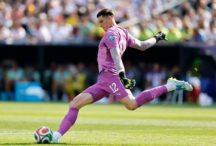 El paraguayo Orlando Gill ensaya un saque de meta: al igual que los saques de banda, estarán cronometrados y los ejecutores dispondrán de cinco segundos para reanudar el juego