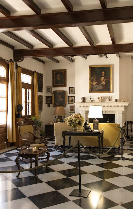 "El Paraíso" es la casa que habitó el escritor Manuel Mujica Lainez, Manucho, hoy convertida en museo. La propiedad fue construida por el arquitecto francés León Dourge en la década de 1920.
ada una de las estancias evoca la vida cotidiana de aquellos años. Se destacan la gran biblioteca, poblada de libros que cubren las paredes del piso al techo, y el cuarto y la sala de trabajo del escritor. Se conservan, entre otras cosas, los 12 álbumes escritos de su puño y letra llenos de fotografías, recortes e impresiones.