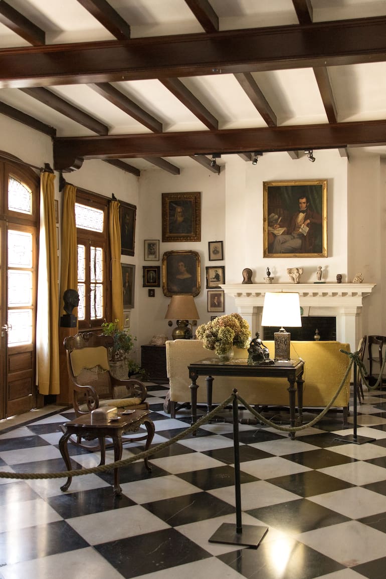 "El Paraíso" es la casa que habitó el escritor Manuel Mujica Lainez, Manucho, hoy convertida en museo. La propiedad fue construida por el arquitecto francés León Dourge en la década de 1920.
ada una de las estancias evoca la vida cotidiana de aquellos años. Se destacan la gran biblioteca, poblada de libros que cubren las paredes del piso al techo, y el cuarto y la sala de trabajo del escritor. Se conservan, entre otras cosas, los 12 álbumes escritos de su puño y letra llenos de fotografías, recortes e impresiones.