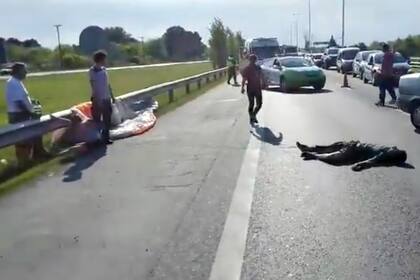 El parapentista tendido sobre la calzada