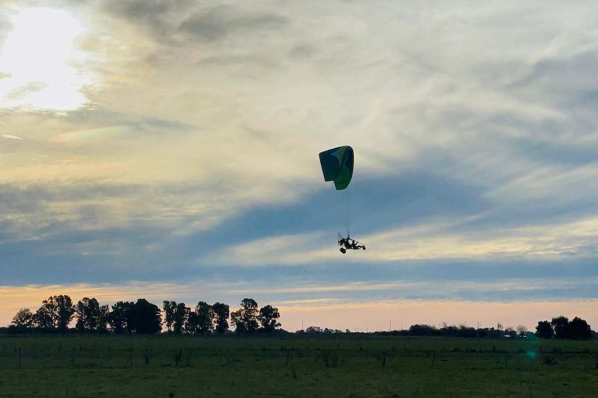 El paratrike comienza a elevarse una vez que alcanza los 37 kilómetros por hora, y una vez en el aire, puede alcanzar hasta 67 km/h