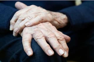 Cuatro síntomas de Parkinson que pueden aparecer décadas antes de un diagnóstico
