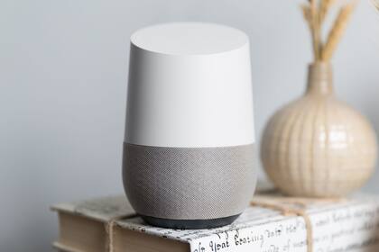 El parlante Google Home original; al igual que su versión Mini y la edición Max, ya puede interactuar con hispanohablantes