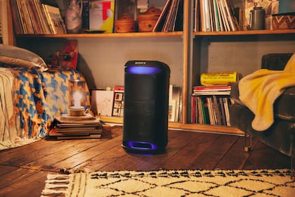 El parlante inalámbrico Sony SRS-XV500 es portátil y tiene dos entradas de audio, para hacer karaoke o un mini recital hogareño