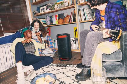 El parlante inalámbrico Sony SRS-XV500 es portátil y tiene dos entradas de audio, para hacer karaoke o un mini recital hogareño