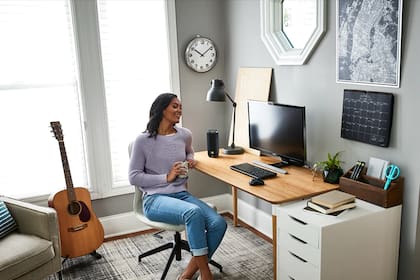 El parlante JBL Link 10 tiene Wi-Fi y micrófono para vincularse con los servidores de Google, y Bluetooth para recibir música de un teléfono u otro dispositivo compatible