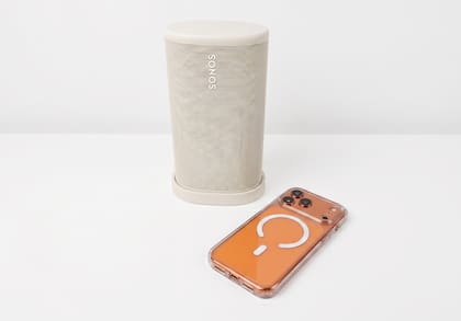 El parlante Sonos Play tiene Wi-Fi y también Bluetooth; se pueden sincronizar hasta cuatro parlantes compatibles para ampliar el sonido
