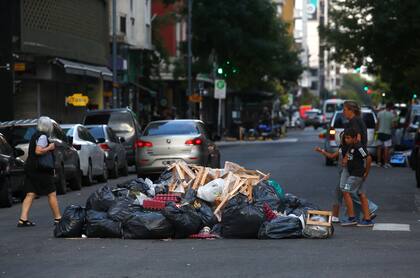 El paro se siente en Mar del Plata, la calle Rivadavia en pleno centro de la ciudad con gran cantidad de basura debido a la falta de recolección
