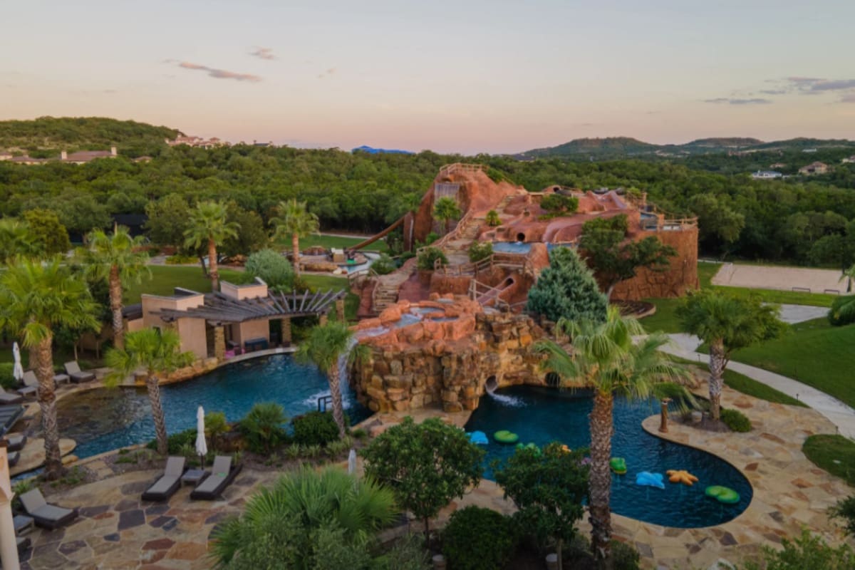 El parque acuático de la casa de Parker fue creado por Keith Zars (Captura de pantalla/ https://9rueparkerestate.com/)