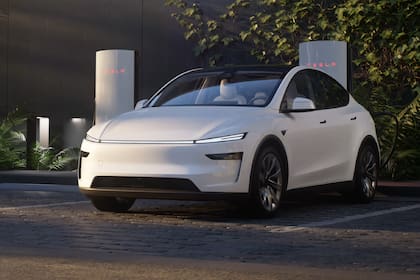 El Parque Automotor de Estados Unidos se divide entre quienes buscan la simplicidad tecnológica de Tesla y quienes valoran la flexibilidad de los híbridos para viajes largos o en climas extremos