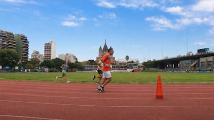 El Parque Chacabuco cuenta con una pista de atletismo de alto rendimiento