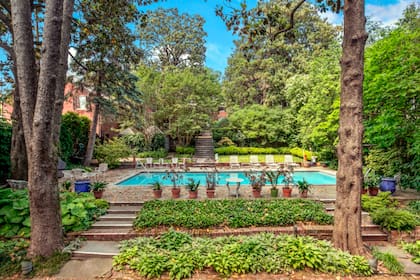 El parque con piscina de la casa donde Jackie Kennedy atravesó el duelo de JFK