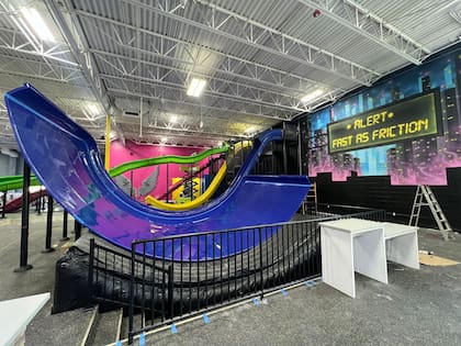 El parque cuenta con ocho toboganes enormes y distintos juegos para la diversión de todos sus visitantes
