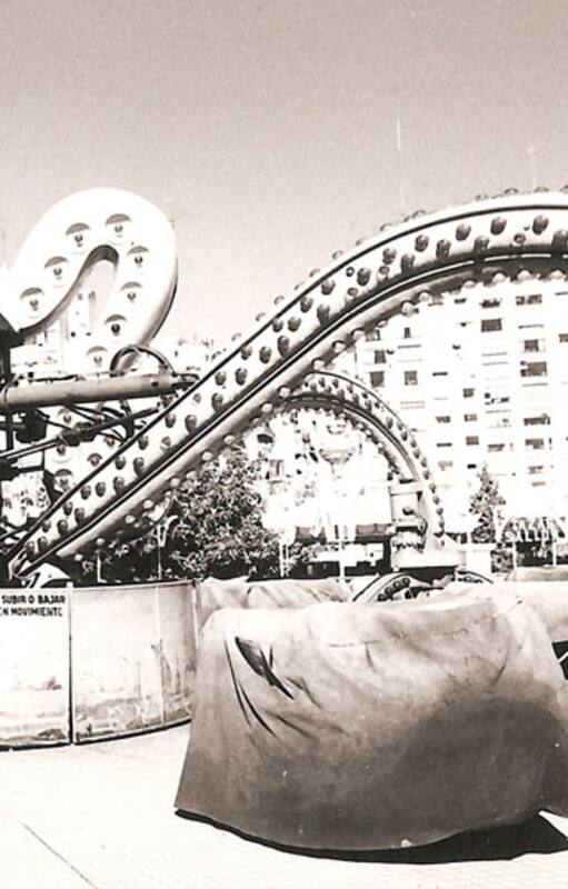 El parque de diversiones Italparque, con entrada sobre la avenida Libertador y Callao, se inauguró en 1960 en el actual terreno del parque Thays, en Recoleta; en 1990 se cerró definitivamente tras la muerte de una adolescente en uno de sus juegos