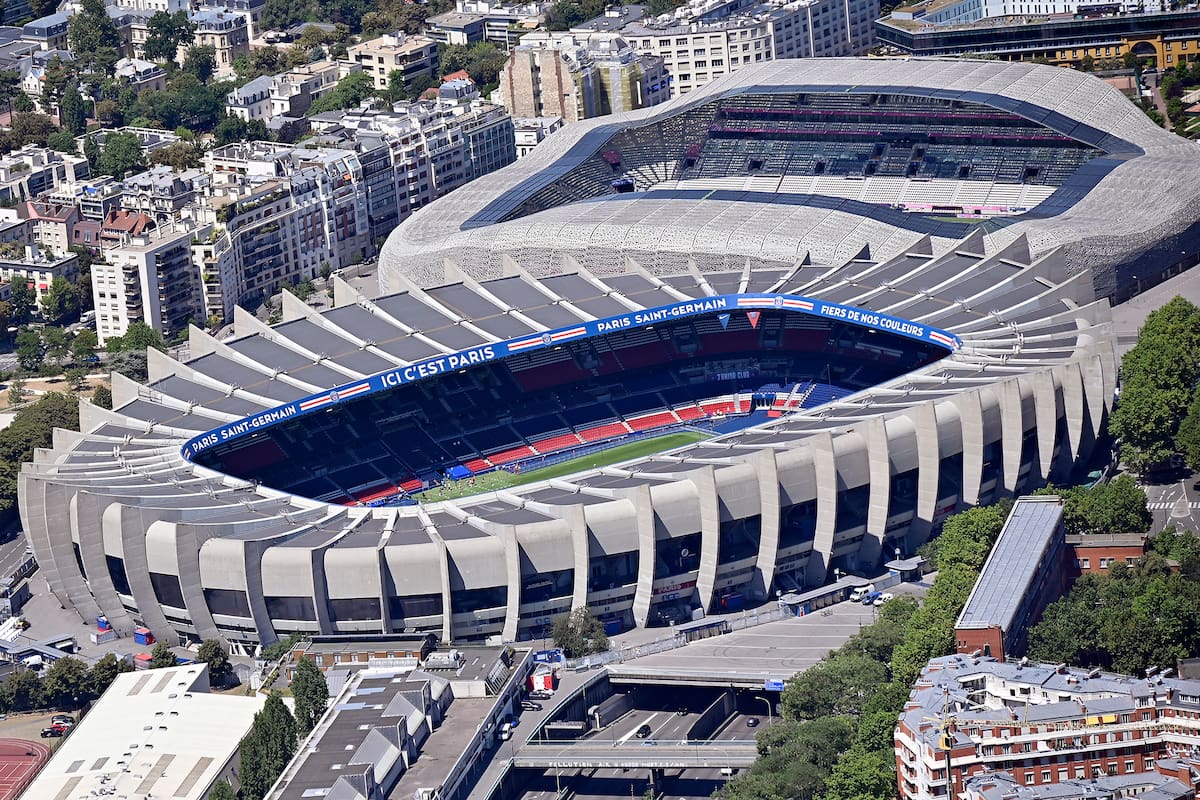 El Parque de los Príncipes (abajo) y el estadio Jean-Bouin (arriba), separados por apenas una calle en el corazón de París
