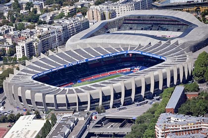 El Parque de los Príncipes (abajo) y el estadio Jean-Bouin (arriba), separados por apenas una calle en el corazón de París