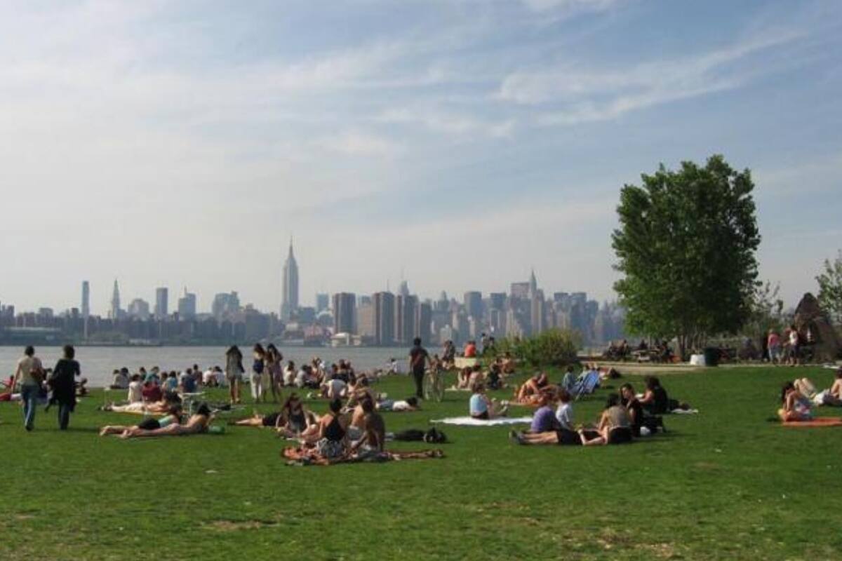 El Parque del East River es uno de los sitios preferidos de los habitantes y turistas de Nueva York; una especialista en moda remarcó qué los diferencia desde el vestuario