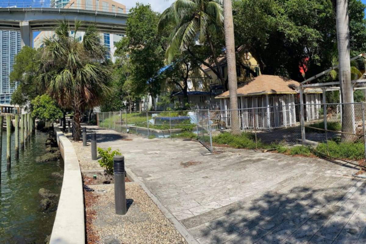 El parque Fort Dallas ha estado cerrado por años, pero las autoridades planean convertirlo en un importante espacio público