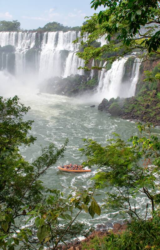 El Parque Nacional Iguazú tiene mas de 250 saltos de agua en plena Selva Paranaense