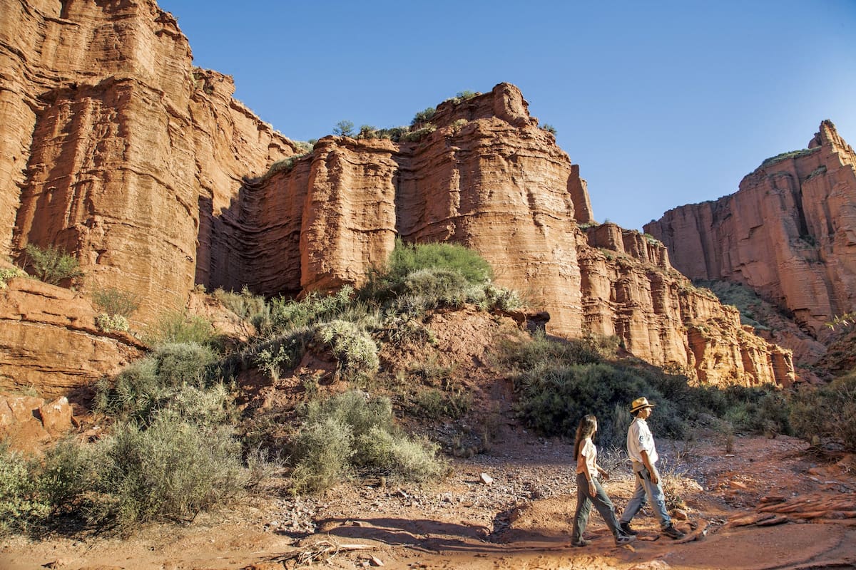 El Parque Nacional Sierra de las Quijadas es un reservorio paleontológico con senderos para explorar, formaciones espectaculares y baqueanos que invitan a caminar en un entorno fantástico