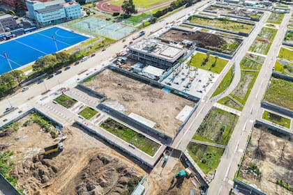 El Parque ocupa 12 hectáreas de espacio donde antes funcionaba el Tiro Federal, de las cuales el 60% son para espacio público como calles, plazas y espacios verdes.