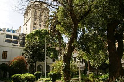 El parque ofrece una amplia variedad de plantas, flores y árboles, que tienen más de 150 años.