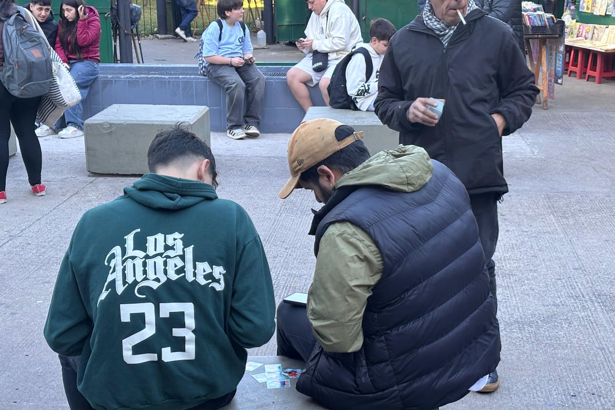 El Parque Rivadavia es uno de los epicentros de intercambio de figuritas y congrega a fanáticos de toda la Ciudad e incluso de la provincia de Buenos Aires
