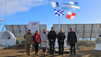 El parque solar que excede tres metros la frontera con Chile.