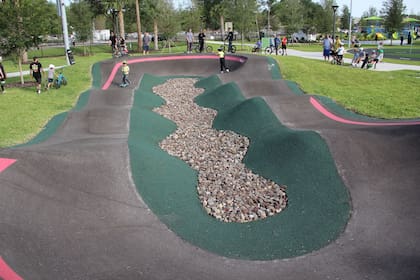 El parque tiene 4 hectáreas y cuenta pistas para diferentes niveles de skaters y ciclistas