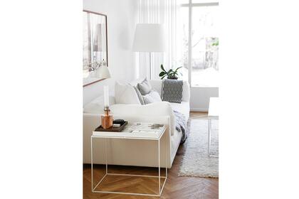 El parquet es un recurso que hay que saber aprovechar. Aquí, el equipamiento íntegramente blanco otorga liviandad visual y da la posibilidad de incorporar el negro en pequeños detalles