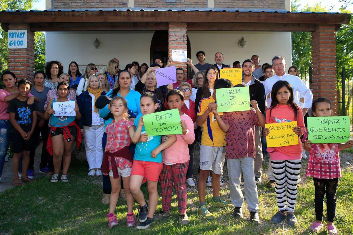 El párroco, Agustín Espina y Vecinos se juntaron para reclamar seguridad ante una posible zona liberada de la policía local