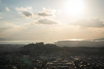 Una vista del Partenón en Grecia, uno de los países más golpeados por la caída del turismo