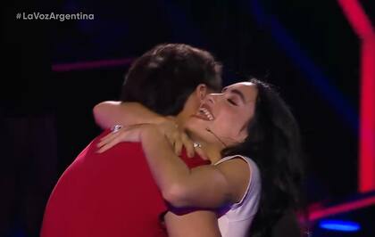 El participante se abrazó con Lali luego de elegirla como coach (Captura: La Voz Argentina)