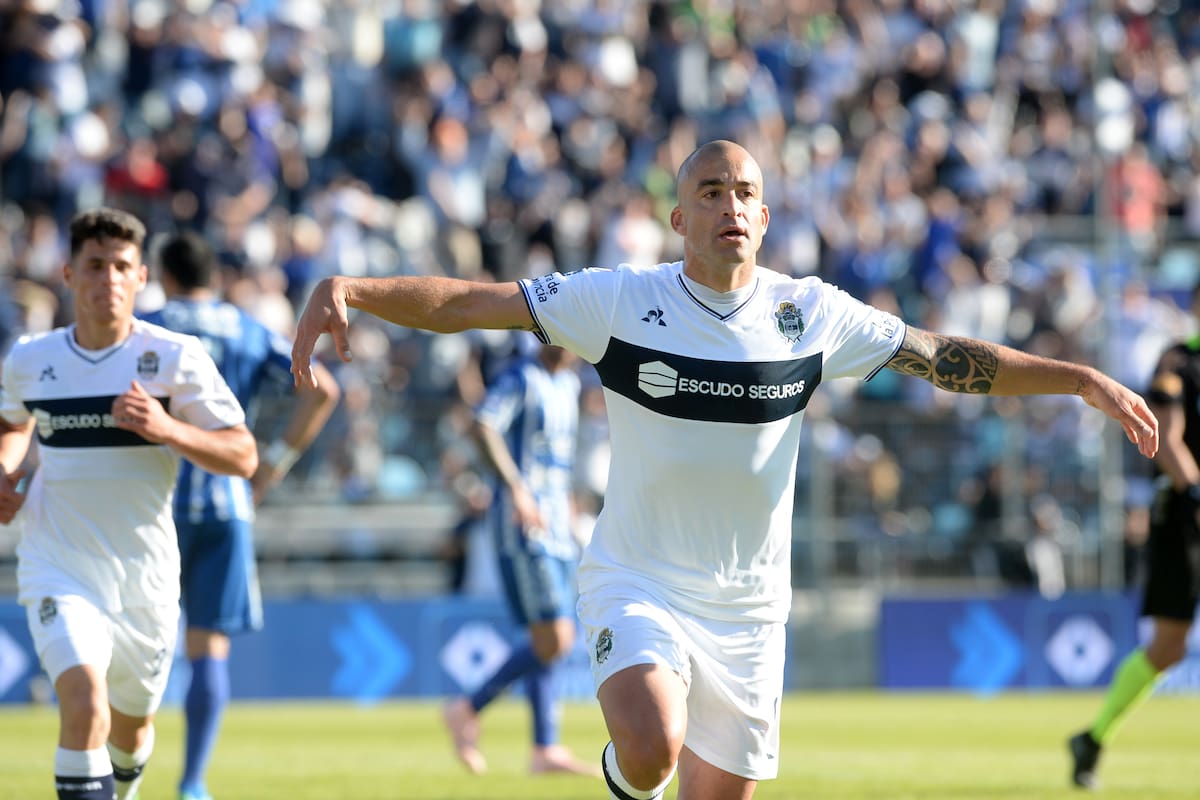 El particular festejo de Silva, que "vuela" tras su tanto frente a Godoy Cruz