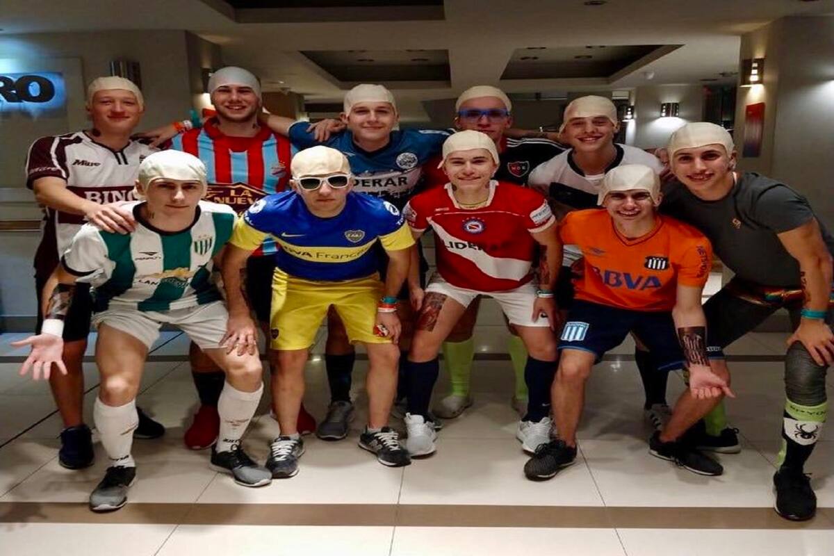 El particular homenaje de un grupo de estudiantes en pleno viaje de egresados a Santiago Silva.