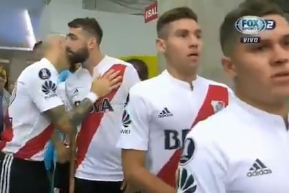 El particular ritual de Pinola con el plantel de River, antes de ingresar a la cancha