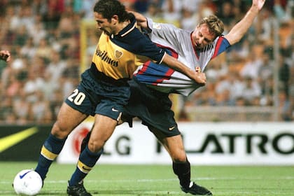 El partido de 1999: Antonio Barijho lucha por la pelota con Frederic Dehu. Aquel duelo se disputó en Alicante