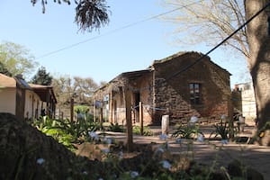 El pueblo a una hora de Buenos Aires que conserva antiguos almacenes de campo y la mejor comida casera