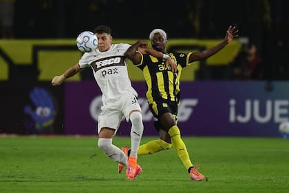 El partido dentro del partido: Tomás Silva vs. Luis Angulo; el defensor fue la lanza de Platense por la izquierda y asistió a Guido Mainero; el colombiano aprovechó un vacío dejado por su rival para desbordar y abastecer a Matías Arezo.